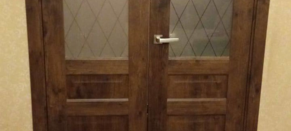 Установка двустворчатой распашной двери